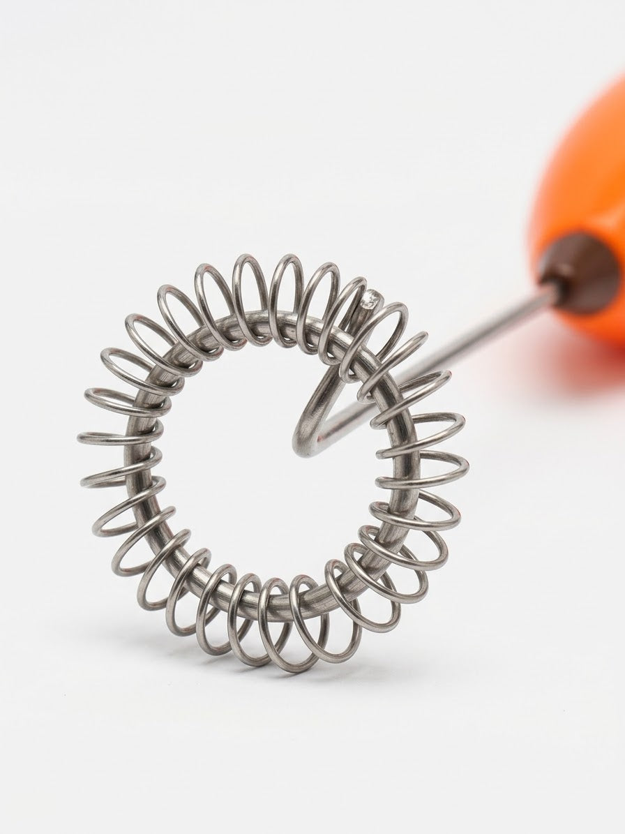 Detaliu cap de spumare cu spirală metalică